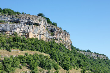 Fototapeta na wymiar Vue sur la falaise avec le château des anglais à Autoire dans le département du Lot en région Occitanie