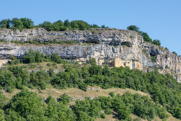 Vue sur la falaise avec le château des anglais à Autoire dans le département du Lot en région Occitanie