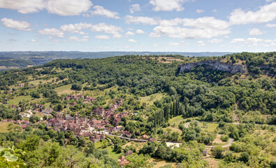 Fototapeta na wymiar Vue sur le village d'Autoire depuis le château des anglais dans le Lot - région Occitanie