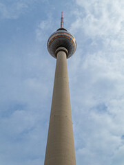 Tour de la Télévision de Berlin en contre-plongée sous un ciel bleu légèrement nuageux en Allemagne