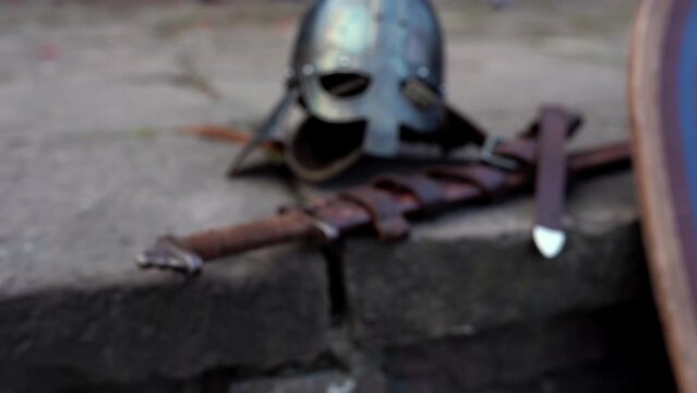 Ein Schwert und ein Wikinger Ritter Helm auf altem Stein