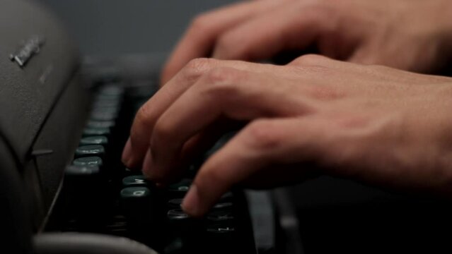 Escribiendo en una m&aacute;quina de escribir 2