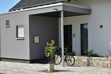Moderner Eingangsbereich in einem neu gebauten Wohnhaus - obrazy, fototapety, plakaty