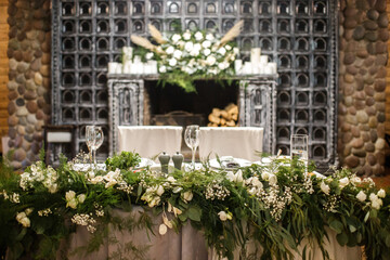Fototapeta na wymiar Bouquets of flowers in vase on the wedding table