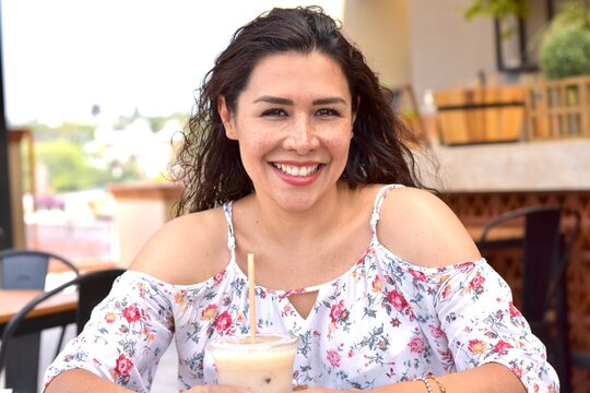 Mujer Bonita Latina Sonriendo Sentada En Cafetería Restaurante