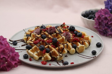 Belgische Waffeln mit Schokolade und Früchten