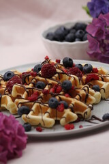 Belgische Waffeln mit Schokolade und Früchten
