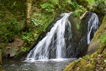 Fototapeta na wymiar weißer Wasserfall im Enderttal