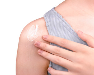 Een meisje dat zonnebrandcrème toepast op een witte achtergrond. Huidverzorging concept.