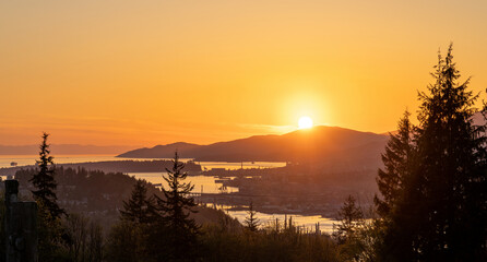 Obraz premium Burnaby Mountain Park in sunset time. Overlooking the upper arms of Burrard Inlet. Burnaby, BC, Canada.