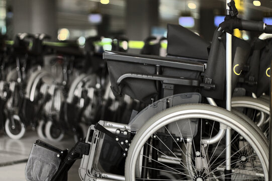 Rollstuhl Rollst&uuml;hle Service Bef&ouml;rderung Passagier Barrierefrei Terminal Transport 
