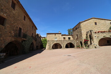 Plaza de Monells, un pueblo con encanto, en el Baix Empord&agrave; en Catalunya