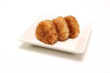 白バックの皿にのせた焼きおにぎり