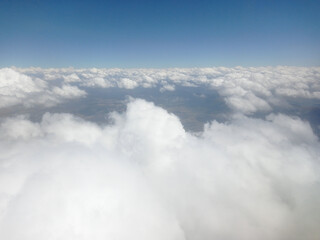 Paisaje de montaña en vista erea con nubes.