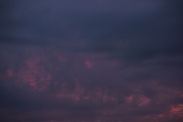Regenwolken am Abend mit orange, purpur und grau