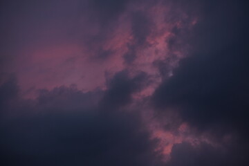 Dunkle Regenwolken am Abend mit orange, purpur und grau