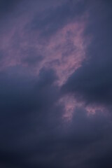 Regenwolken am Abend mit orange, purpur und grau