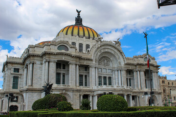 Fototapeta na wymiar Palacio de bellas artes frente lateral 