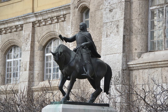 statue of monarch on the horse