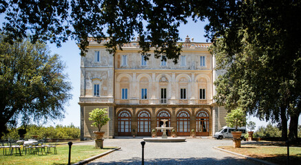 Fototapeta na wymiar Old Italian villa and stone fountain in the trees