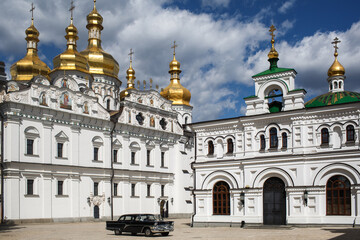 Fototapeta na wymiar Vintage car stands near the Orthodox Church