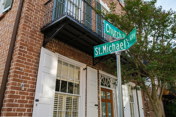 Obraz premium Historic architecture of the French Quarter district in Charleston, South Carolina