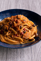 キノコのトマトソースパスタ