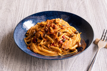 キノコのトマトソースパスタ