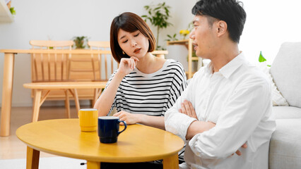 部屋のテーブルで話し合う男性と女性