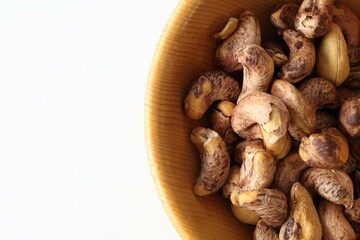 美味しそうな皮付きカシューナッツとコピースペース