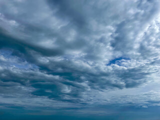 Dichte dunkle Wolken am blauen Himmel