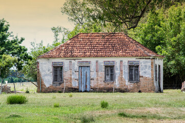Fototapeta na wymiar old abandoned house in brazil