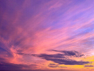 Roter Himmel nach Sonnenuntergang über dem Meer