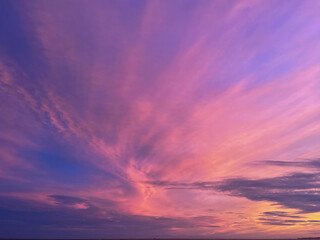 Roter Himmel nach Sonnenuntergang über dem Meer