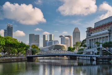 Fototapeta premium Singapore city skyline at Boat Quay and Clarke Quay waterfront business district