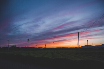 Fototapeta na wymiar 綺麗な夕焼け空と田舎の人工物