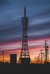 綺麗な夕焼け空と田舎の人工物