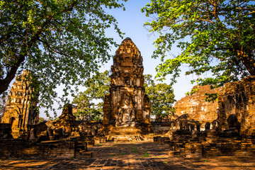 Naklejka premium Wat Phra Mahathat temple with head statue trapped in bodhi tree in Phra Nakhon Si Ayutthaya, Thailand