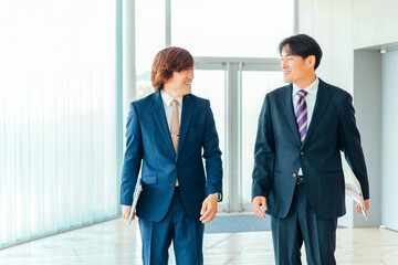 オフィスにいるビジネスマン（話す）
