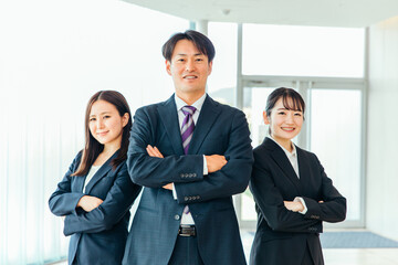 ビジネスシーンの男女（カメラ目線・3人）
