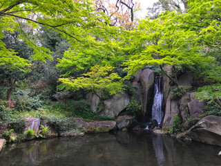 滝の流れる和風庭園