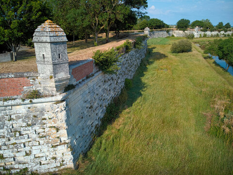 Remparts du village fortifi&eacute; de Brouage en Charente-maritime - R&eacute;gion Aquitaine - France