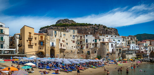 Cefalú pueblo costero y mdeiterraneo en la cosata de Sicilia Italia © jjmillan