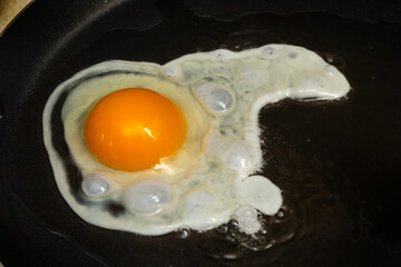 the process of preparing eggs for morning breakfast
