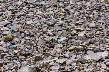 Surface de pierres en granit des Vosges. Texture de pente rocheuse.