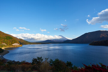 山梨県　本栖湖と富士山
