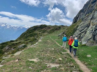 Fototapeta na wymiar Wanderer auf Wanderweg wandern auf der Riederalp im Wallis bei Fiesch - Bergwelt Aletschgletscher, Aletschhorn