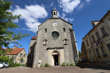 Fototapeta premium L'église Saint Genes, vue de l'extérieur, village de Flavigny sur Ozerain, France