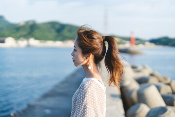 海を散策する女性