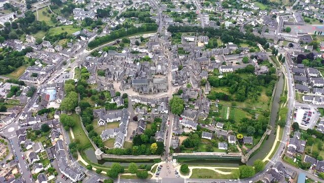 Flug &uuml;ber die historische Altstadt mit Stadtmauer aus dem Mittelalter, im Zentrum die Stiftskirche Saint-Aubin, Guerande, D&eacute;partement Loire Atlantik, Pays de la Loire, Frankreich